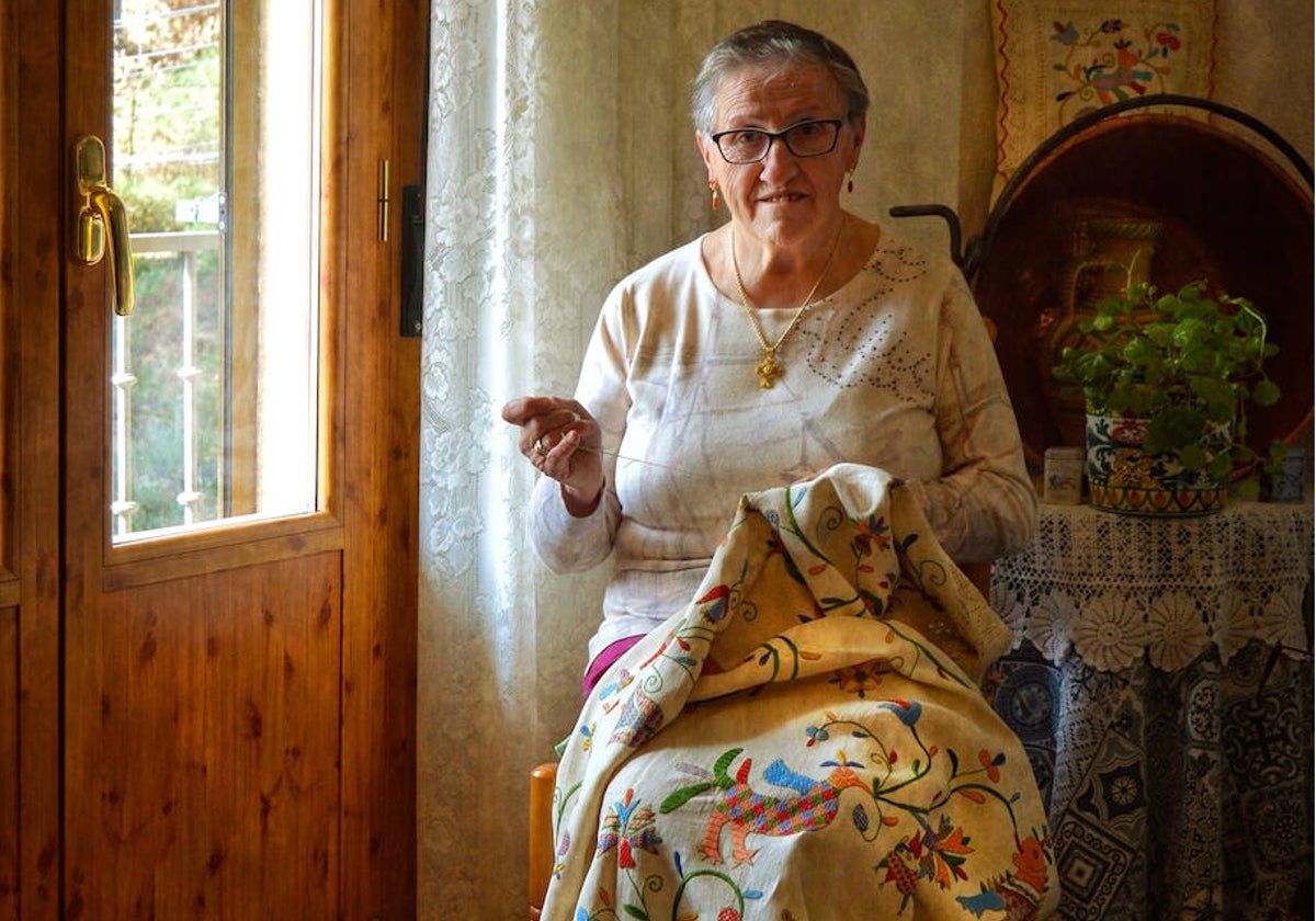 Clara Maíllo durante el bordado