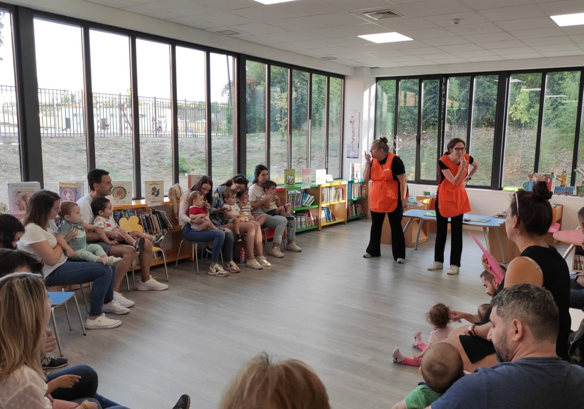 Sesión de bebecuentos en la biblioteca de Santa Marta de Tormes.