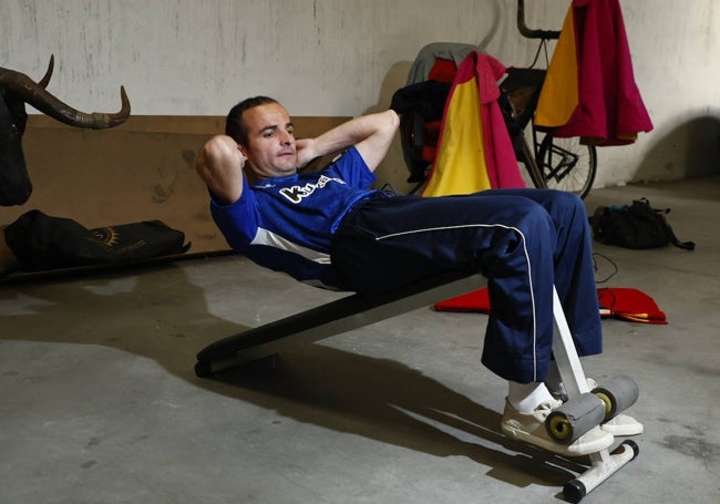 El diestro haciendo abdominales en la tabla.