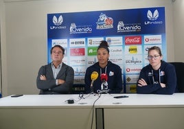 Jorge Recio, Sierra Calhoun y Montañana, durante la presentación de la última incorporación de Avenida.