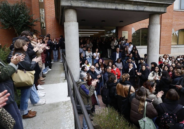 Concentración de estudiantes a las puertas de la Facultad de Educación.