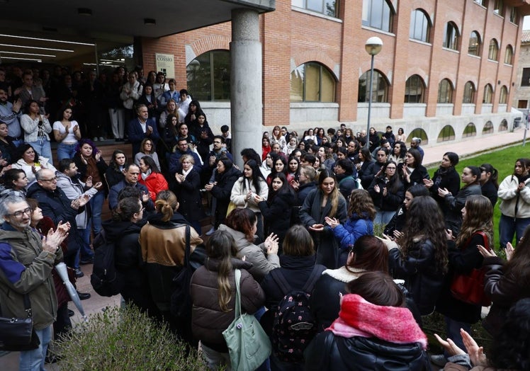 Minuto de silencio a las puertas de la FAcultad de Educación.