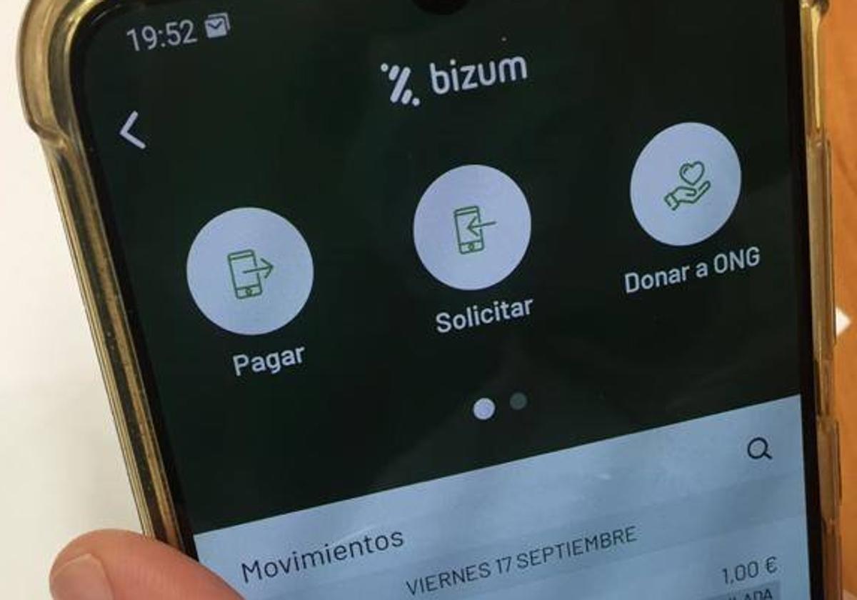 Un movil con la aplicación de Bizum.