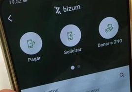 Un movil con la aplicación de Bizum.