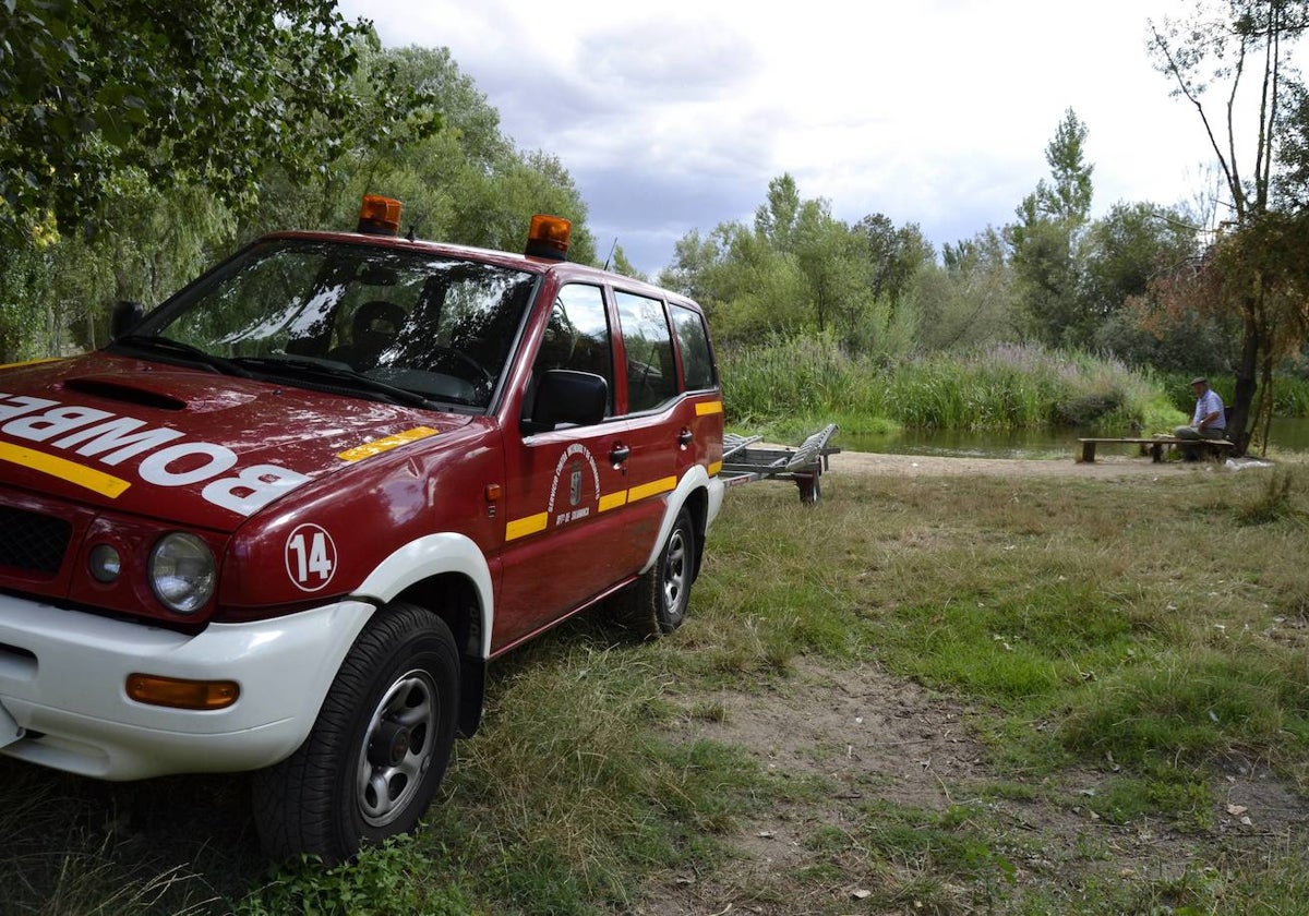 Vehiculo de los Bomberos de Salamanca en otro rescate en el Tormes.