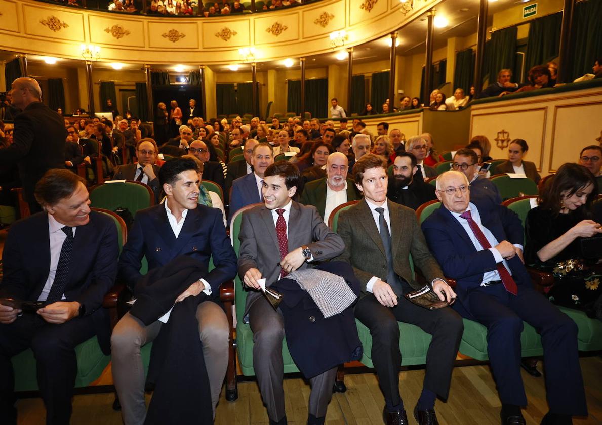 El alcalde, Carlos García Carbayo, los toreros Alejandro Talavante, Ismael Martín y Borja Jiménez, y Antonio García Frías, presidente de la Federación de Peñas taurinas «Helmántica», anoche en la gala de triunfadores de la Federación de Peñas taurinas 'Helmántica'