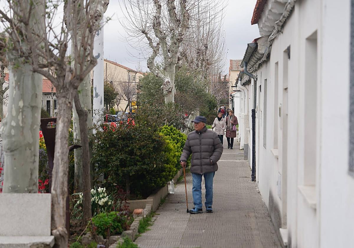 Vecinos paseando este jueves por las peculiares calles de La Vega.