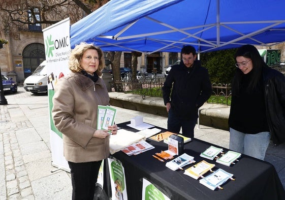 La concejala Vega Villar en la mesa informativa con motivo Día Mundial de las Personas Consumidoras.