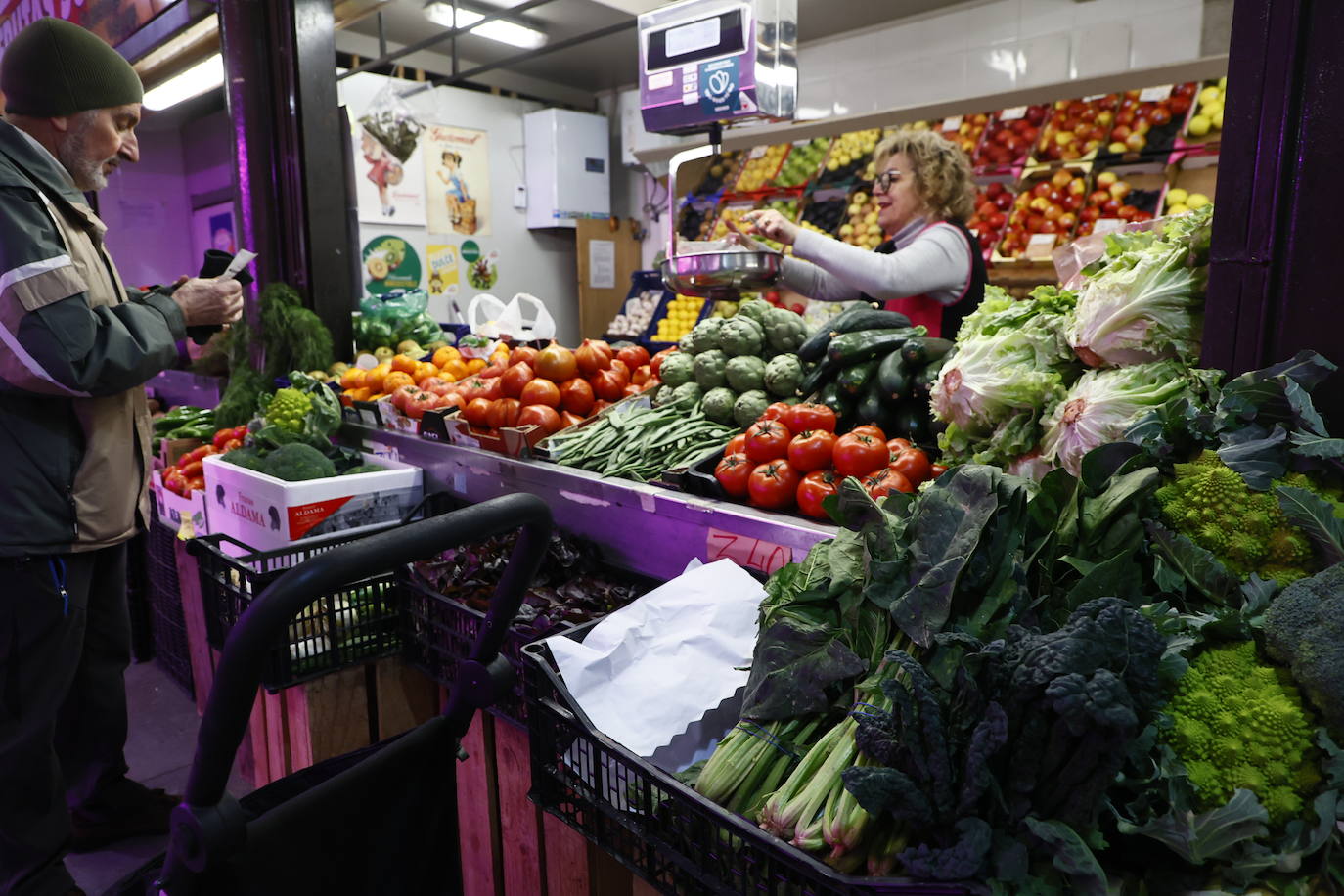 Imagen de una de las fruterías del Mercado Central, donde las espinacas están arrasando.