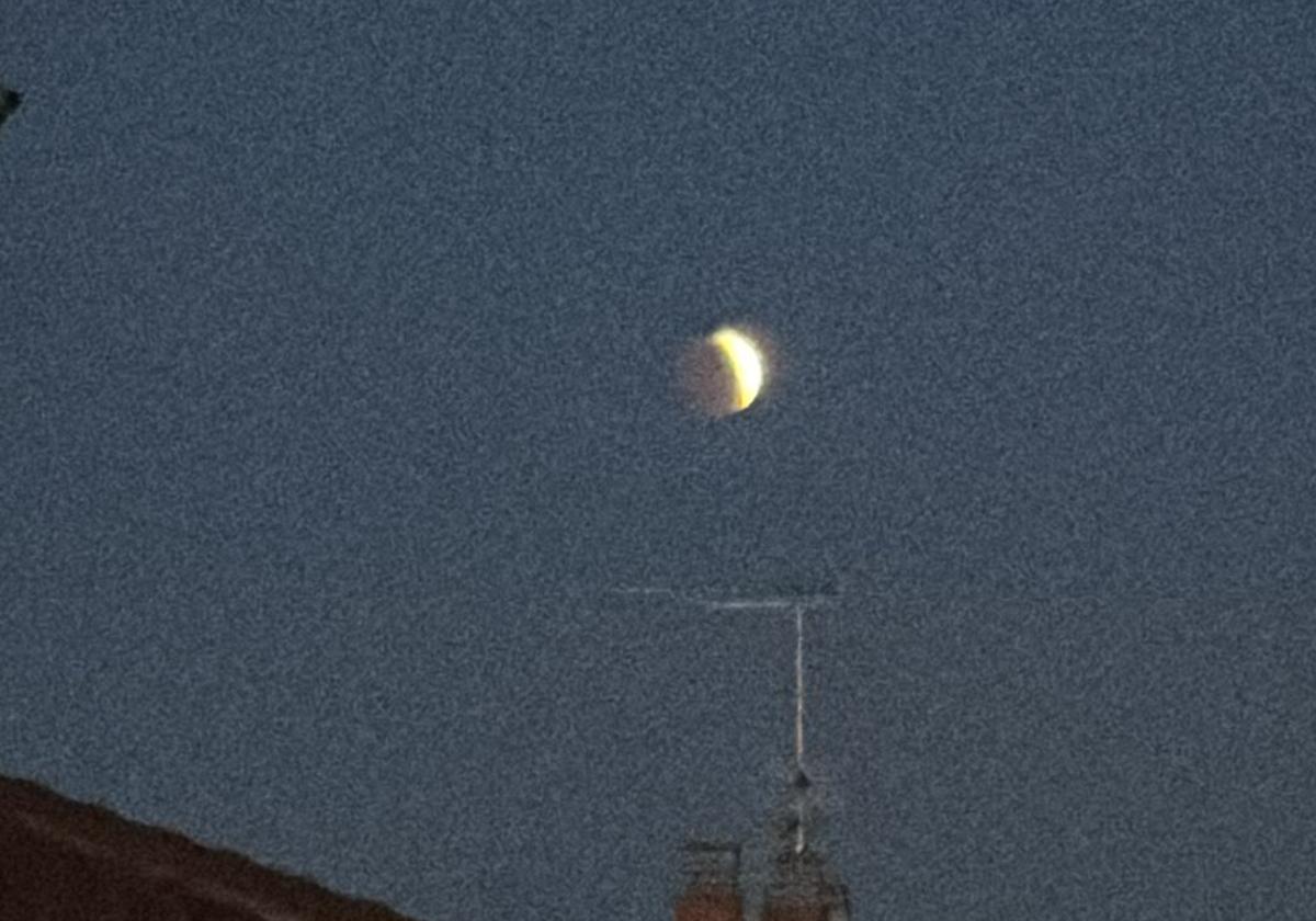 Eclipse de luna visto desde Calzada de Valdunciel.