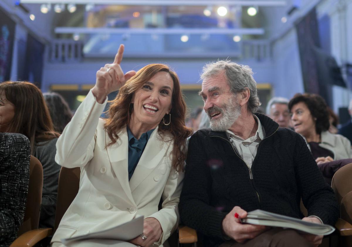 La ministra de Sanidad, Mónica García, y el director del Centro de Coordinación de Alertas y Emergencias Sanitarias del Ministerio de Sanidad (CCAES), Fernando Simón.