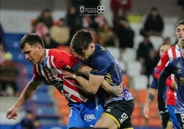 Forcejo entre Iñaki González y Nico en el choque de este sábado en el Anxo Carro.