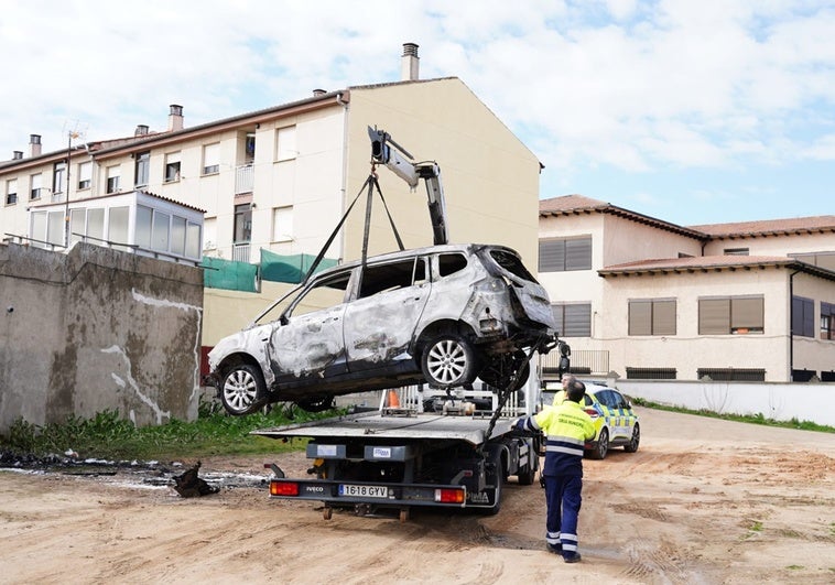 El vehículo totalmente calcinado en la calle Uva, en el barrio de Chamberí.