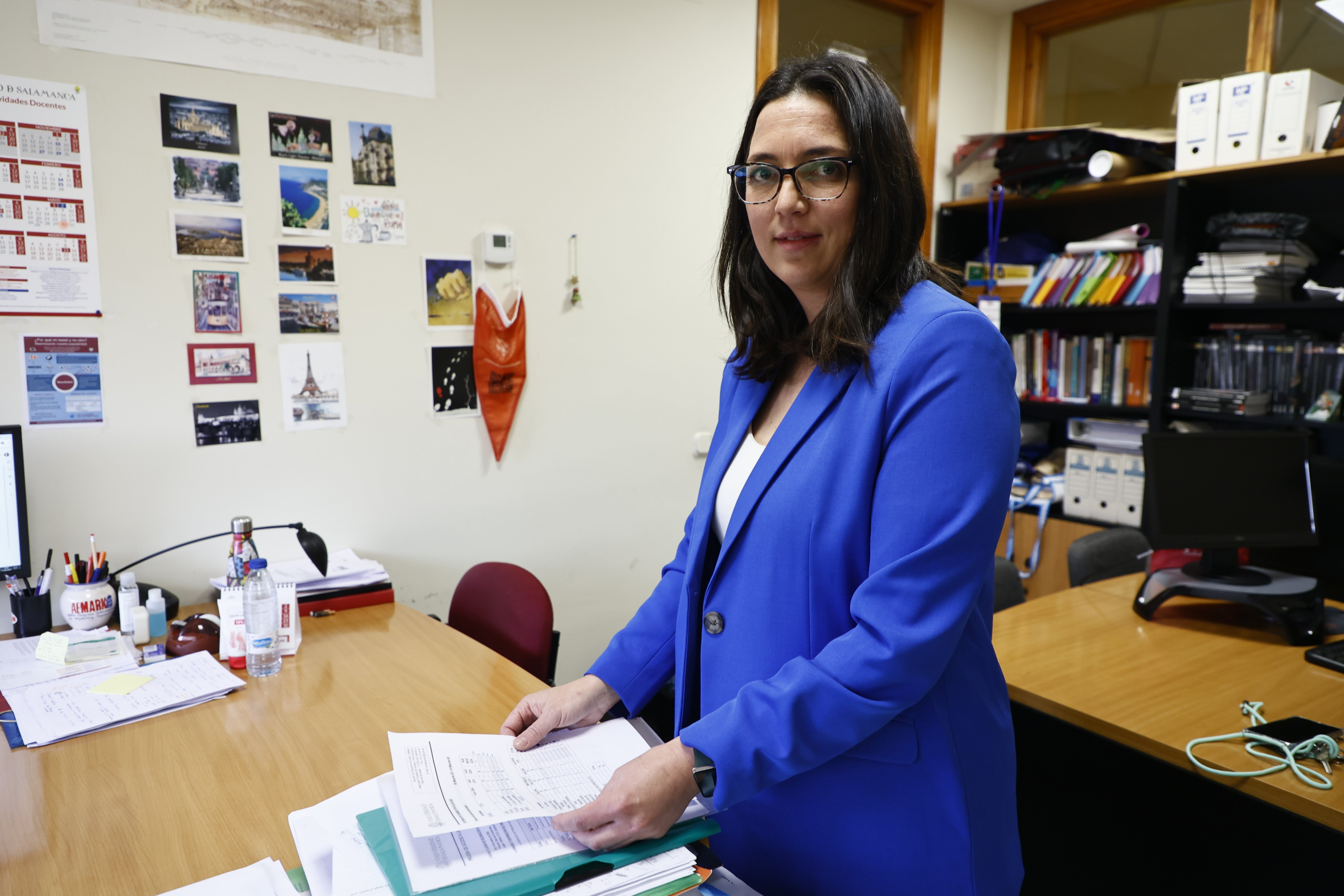 Eva Lahuerta, en su despacho de la Facultad de Economía de la Universidad.