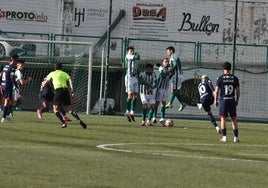 Disparo a puerta de Kevin Sánchez, jugador del Fabril, durante el choque de este domingo.