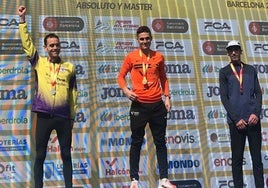 Juan Bueno Losada celebra la medalla de plata en el podio de Barcelona.