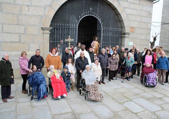 Fieles y residentes, junto a la imagen del santo al regreso de la procesión