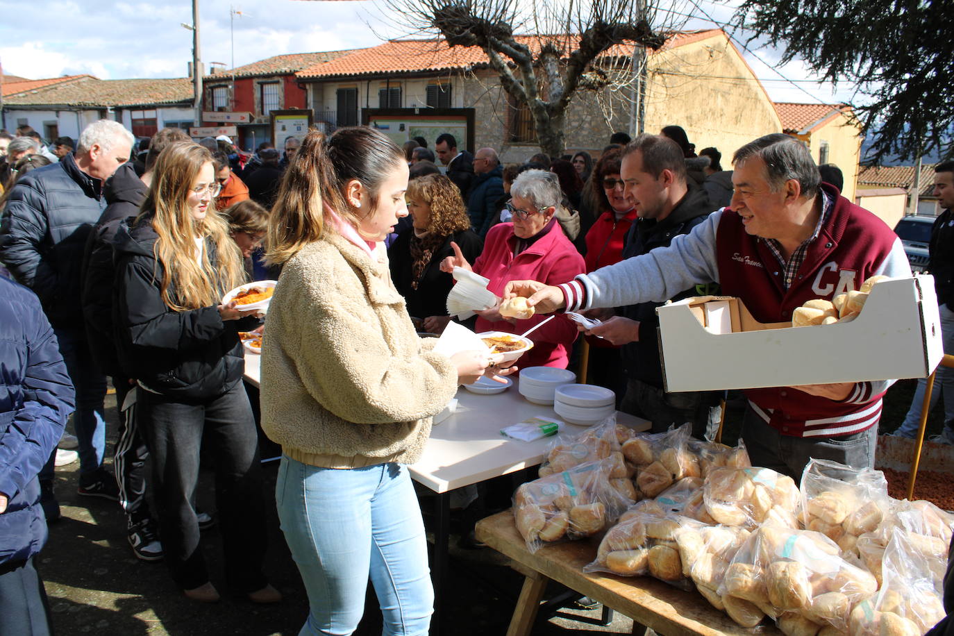 Valdefuentes despide su matanza con comida y reconocimientos