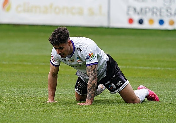 Caramelo se lamenta durante el ante la Gimnástica de Torrelavega.