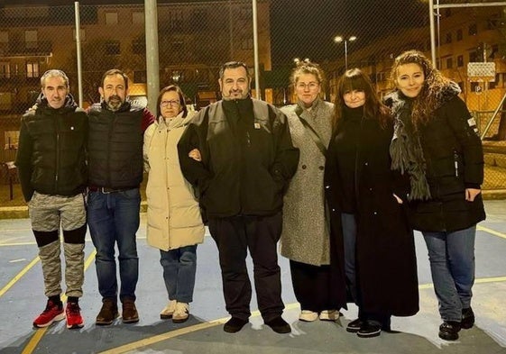 Miembros de la Plataforma Vecinal Puente Ladrillo con Javier Teira (segundo por la izquierda) y María Carpio (segunda por la derecha).