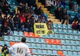 Aficionados con pancartas contra Dueñas en el choque de este domingo.