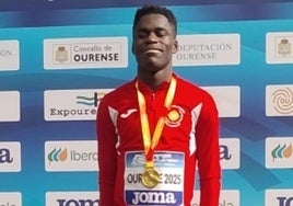 José Toumani Barrio, en el podio de Orense con su medalla de oro.