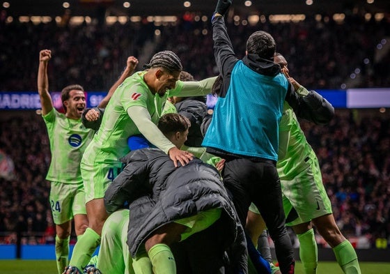 Los jugadores del FC Barcelona celebran el triunfo.