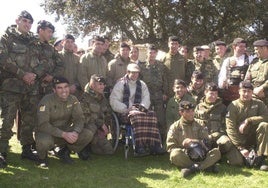 El torero Julio Robles junto a la Brigada Paracaidista de Alcalá de Henares