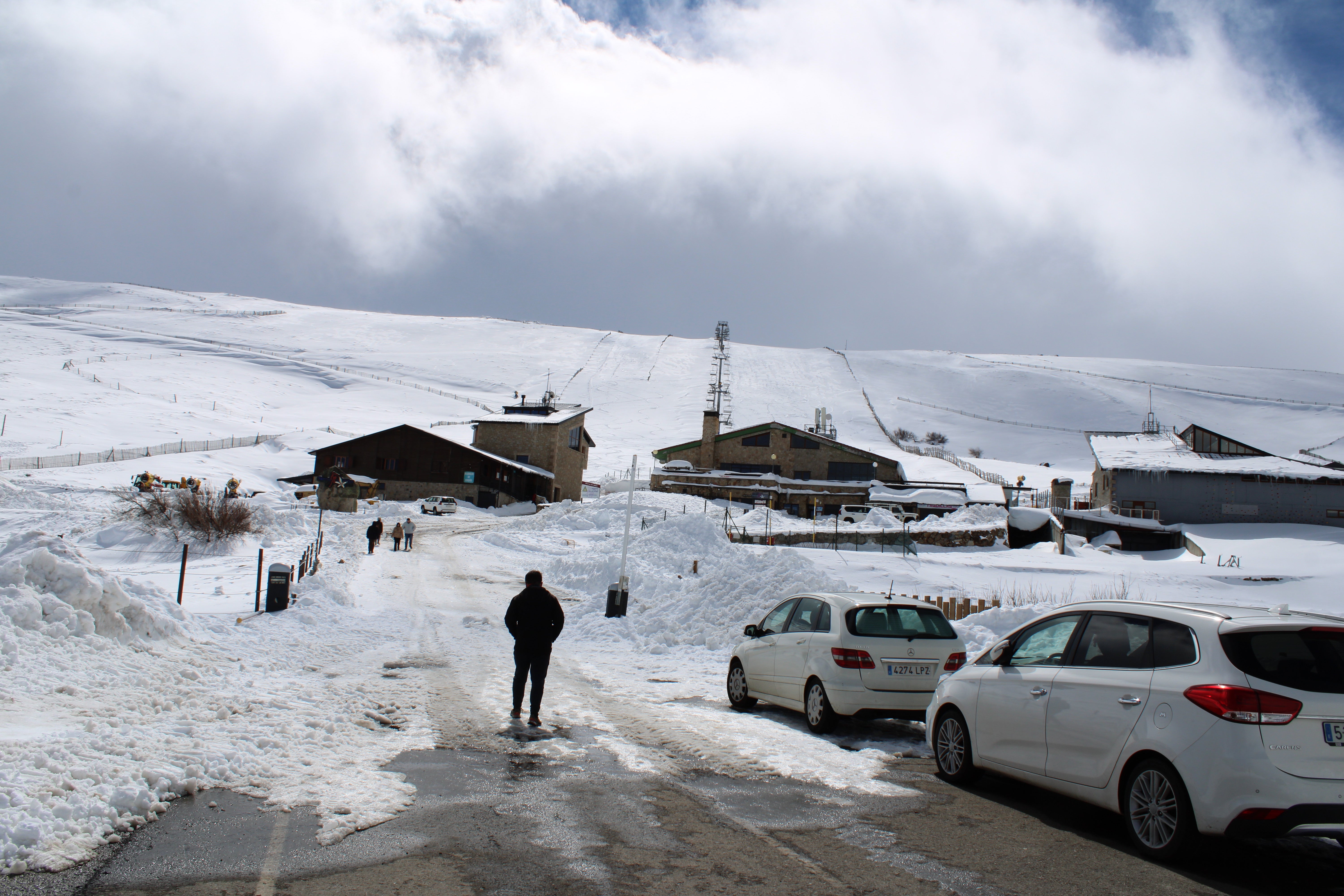 La gran paradoja de La Covatilla: llena de nieve, pero con tres pistas operativas de un total de 19