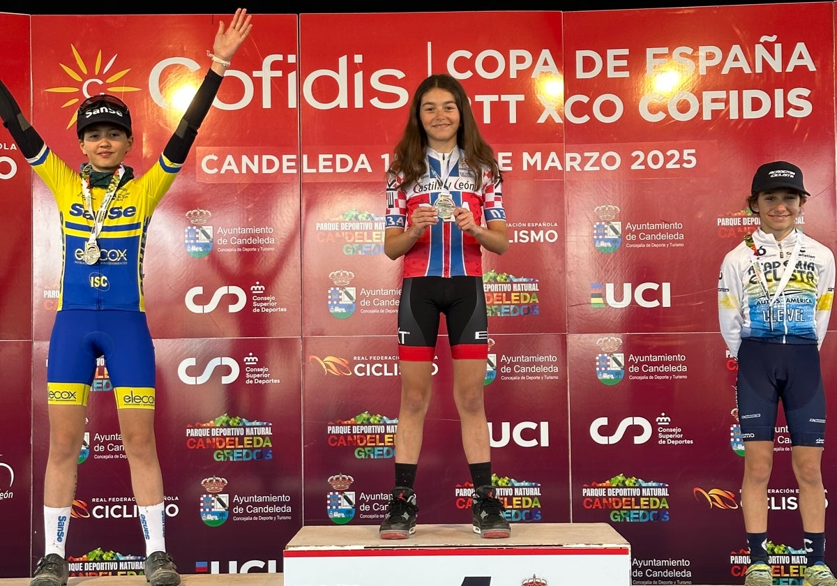 Daida García, con su medalla de vencedora en el podio de Candeleda.