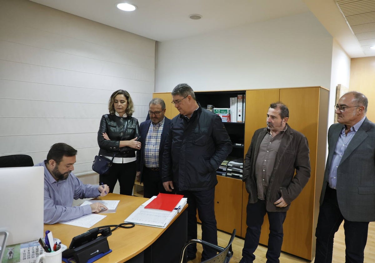 Paulino Benito, presidente de CEOE Salamanca (centro), junto a miembros de su comité ejecutivo.