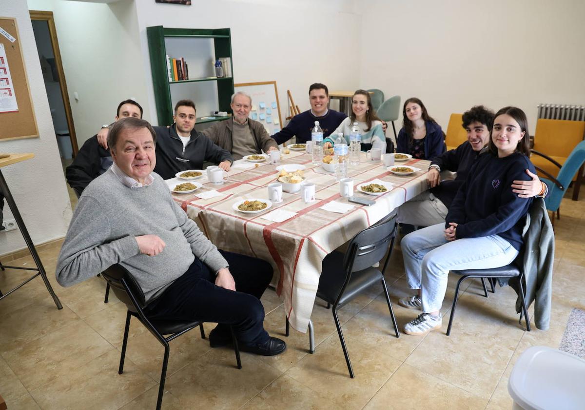 Los integrantes de Pastoral Universitaria reunidos a la mesa con los platos servidos.