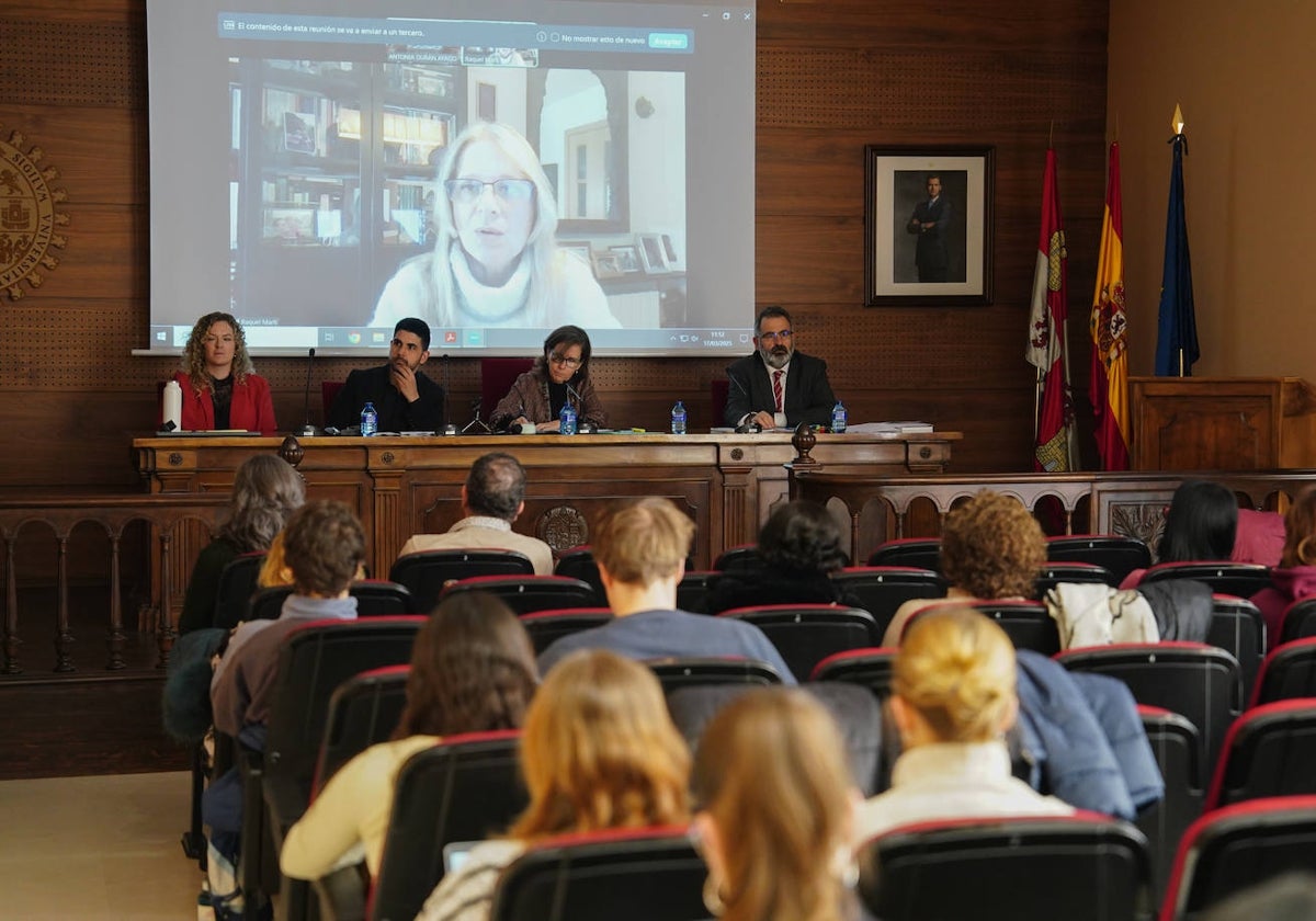 Los estudiantes de Derecho asisten a la mesa redonda 'El conflicto de Gaza ante la nueva era Trump'.