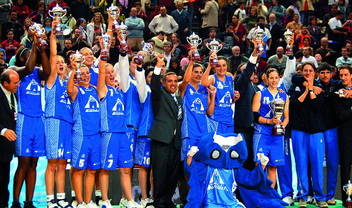 El Perfumerías Avenida consiguió el primer título oficial de su historia con la Copa de la Reina celebrada en Valencia en enero de 2005 al vencer en la final, tras una prórroga, al Mann Filter Zaragoza por 74-68. Nuria Martínez fue elegida como MVP 