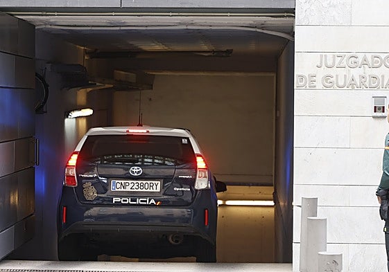 La Policía Nacional entra en los Juzgados de Guardia.