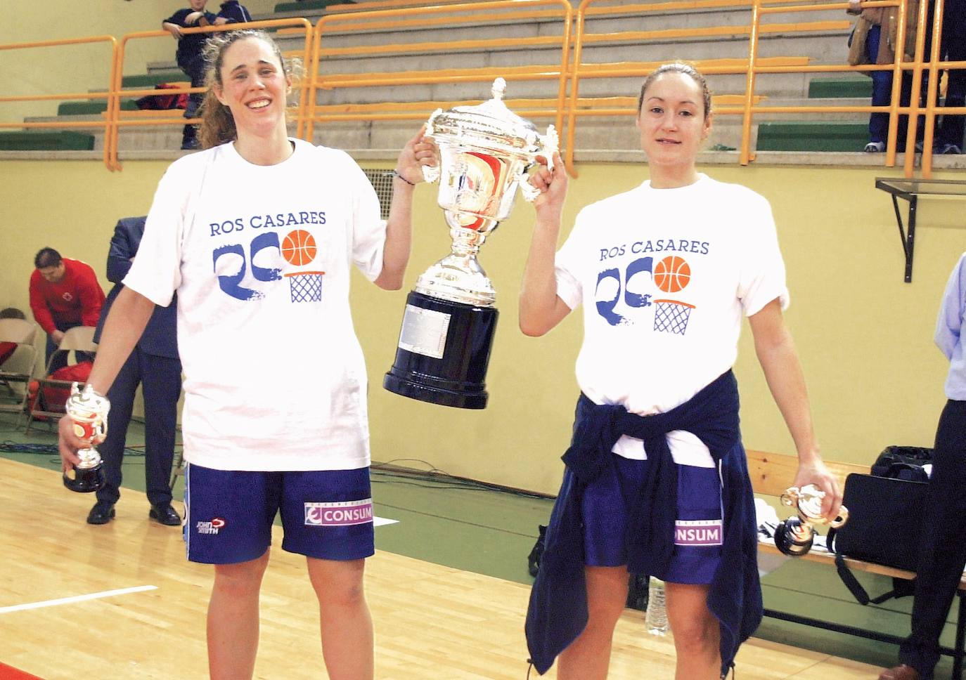 Fue la primera fase final en la 'edad moderna' disputada en Salamanca de la Copa de la Reina de baloncesto femenino en el año de la Capitalidad Cultural Europea. El equipo salmantino cayó en cuartos de final ante el que era su bestia negra en esa época: el Celta Banco Simeón. El 13 de enero se disputó la final entre el Ros Casares Valencia y el Ensino Yaya María de Lugo por 76-57. En la imagen, las experfumeras Amaya Valdemoro y Alicia López levantan la copa con el equipo valenciano.