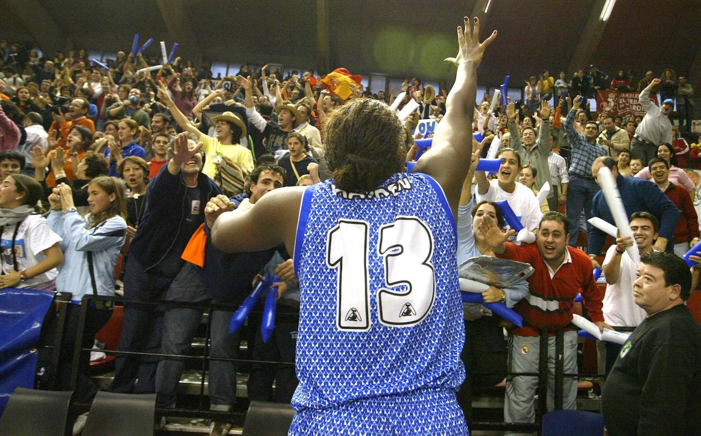 Vanesa Hayden celebra el título con los más de 400 aficionados que acompañaron al equipo 