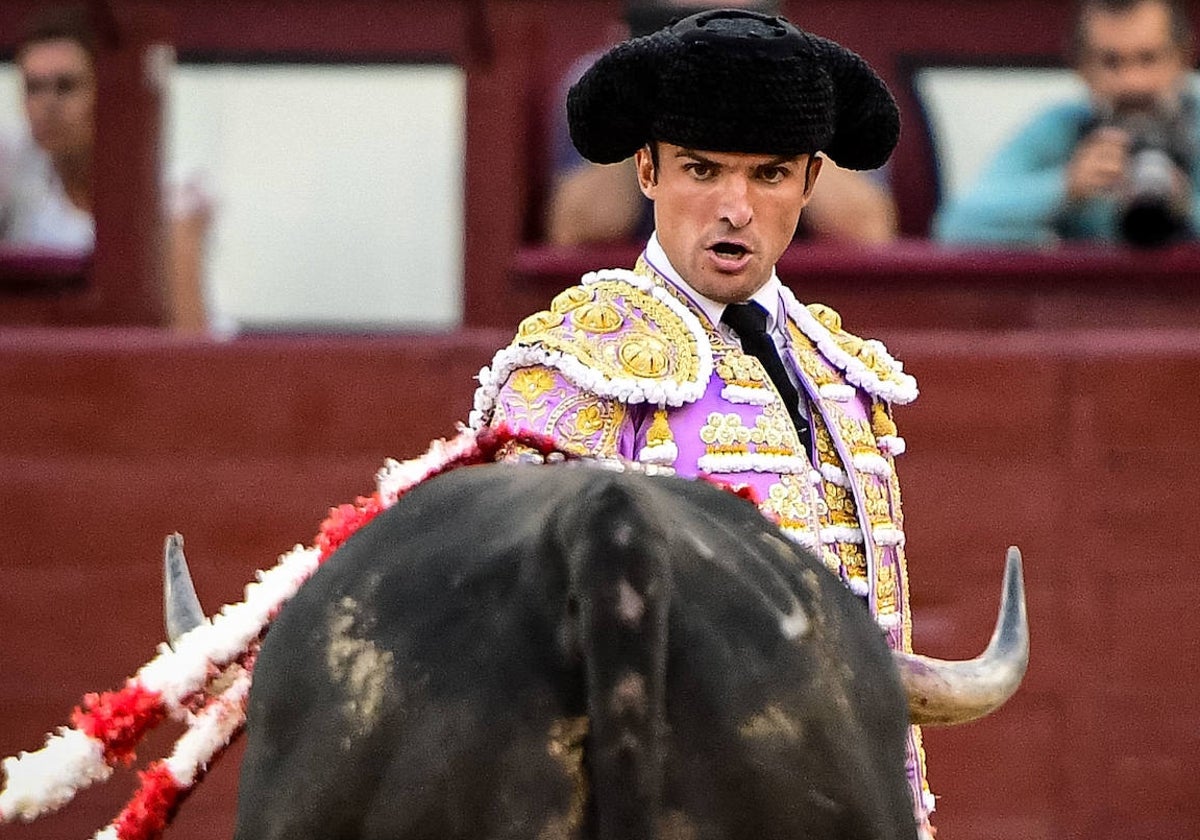 Damián Castaño ante un toro de Valdellán el pasado septiembre en Las Ventas.