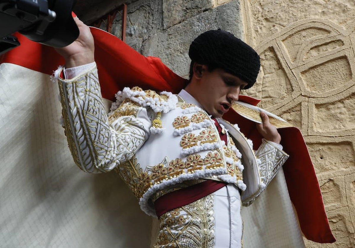 Ismael Martín liándose el capote de paseo en La Glorieta la pasada Feria.