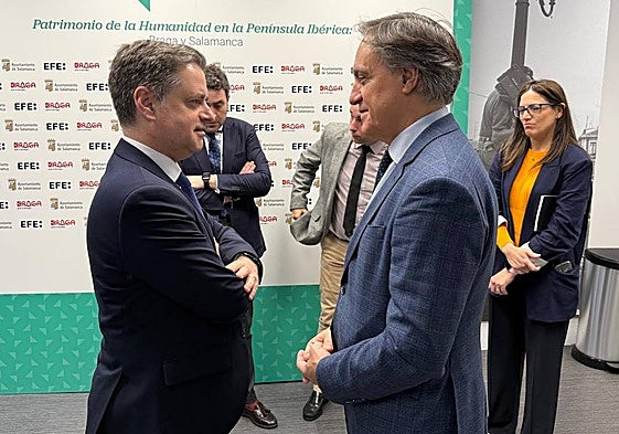 A la derecha, Carlos García Carbayo durante el encuentro.