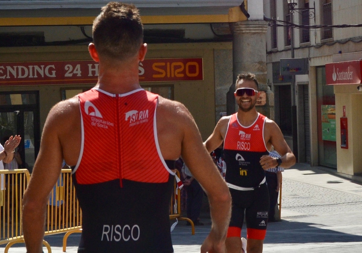 Miguel y Javier Risco, en el Triatlón de Alba de Tormes en 2022, en el que fueron primero y segundo.