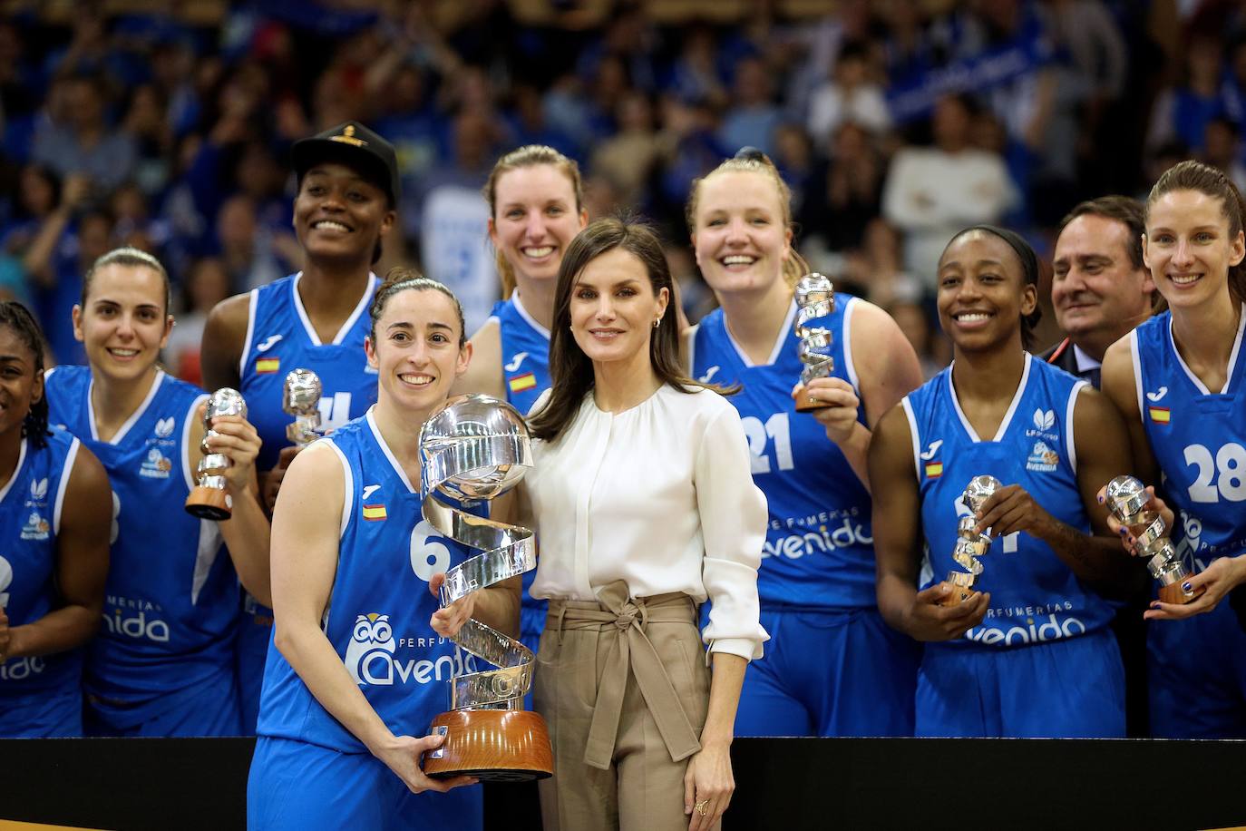 La Reina Letizia entregaba su Copa por primera vez al Avenida como campeonas al ganar al Girona 76-58 en el Multiusos Sánchez Paraíso