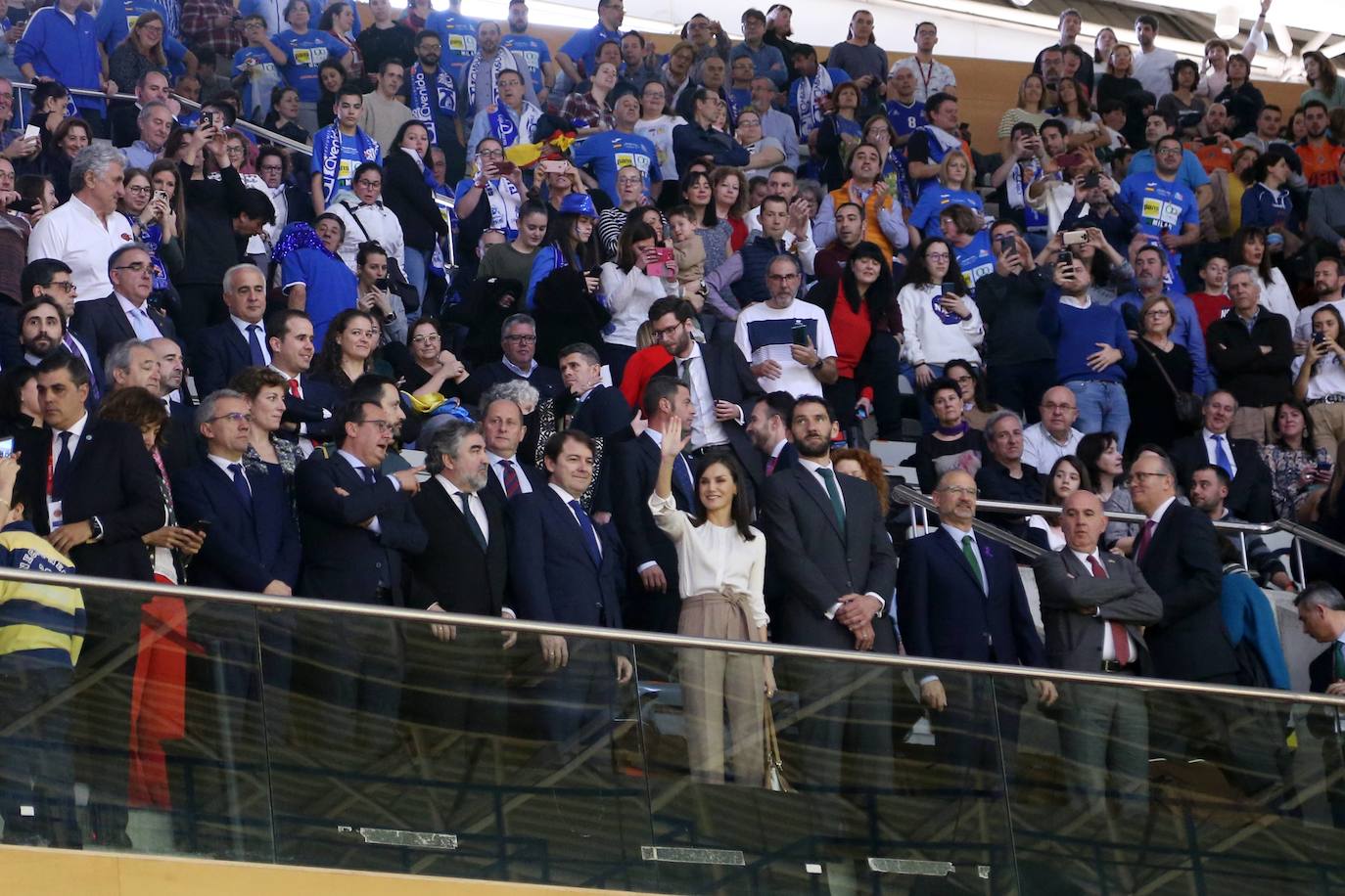 Palco de autoridades en el Sánchez Paraíso presidido por la Reina Letizia, flanqueada por Jorge Garbajosa y Alfonso Fernández Mañueco 