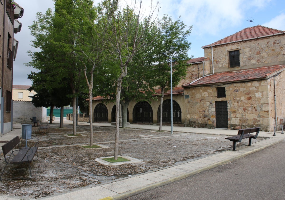 El estado actual de la plaza de la Iglesia en Aldeatejada.