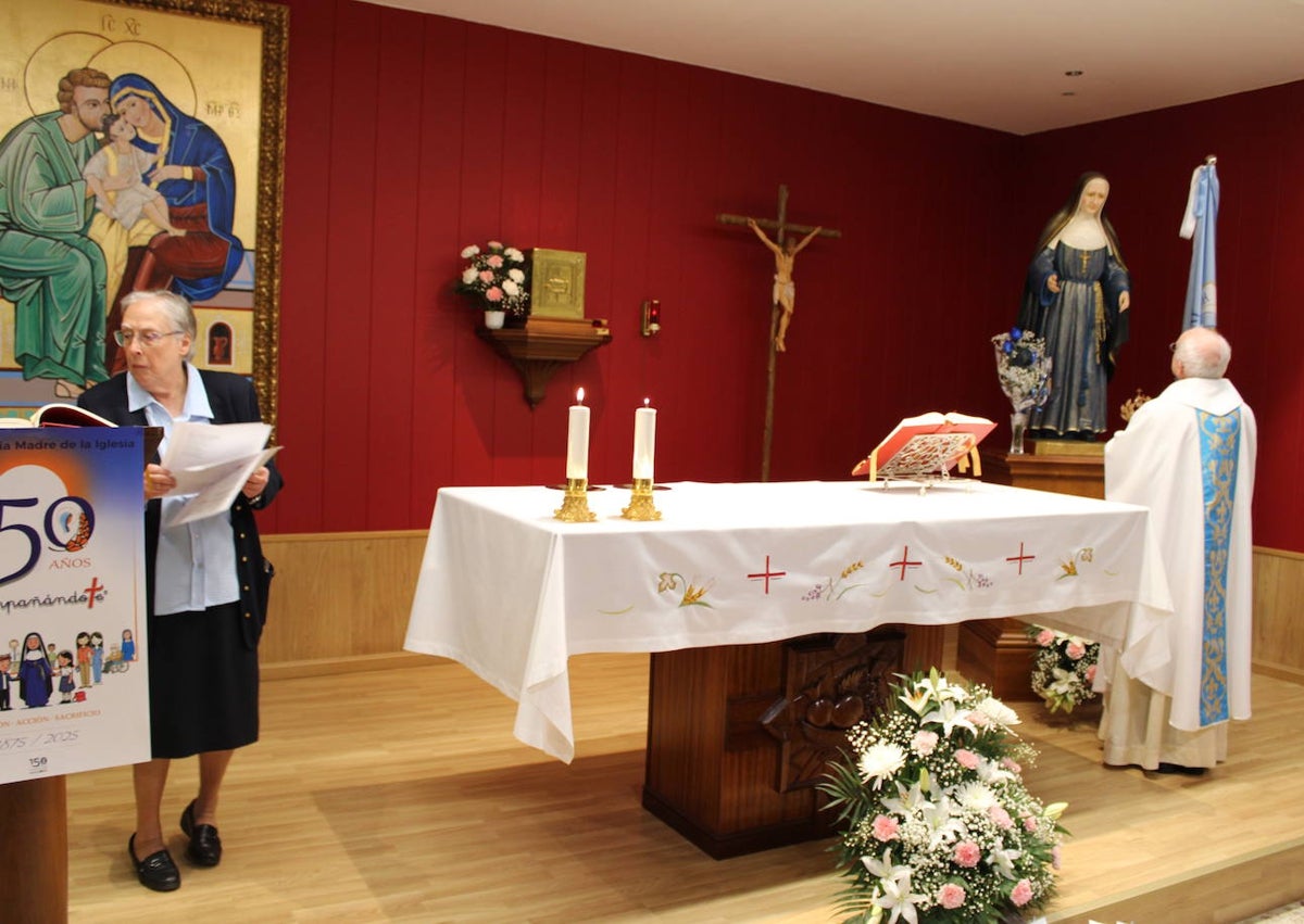 Imagen secundaria 1 - Adoración del Santísimo antes de la celebración eucarística.