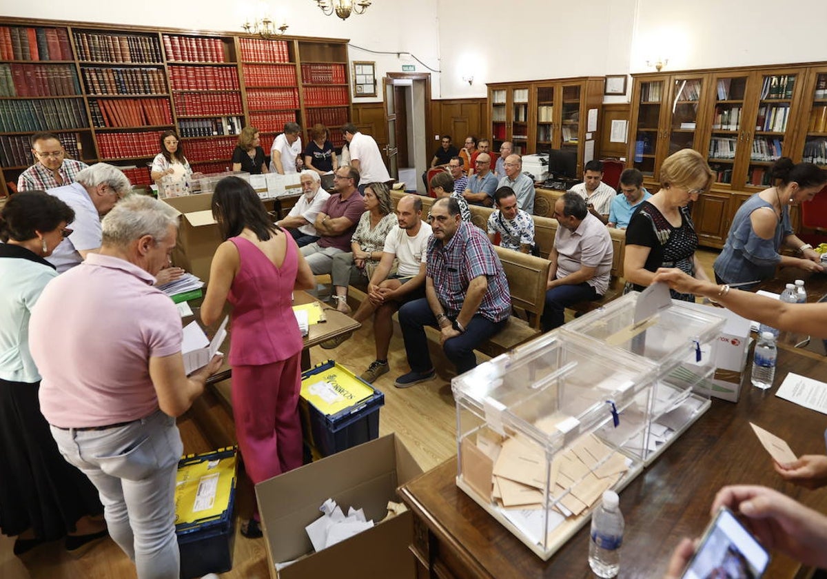 Recuento de votos de los residentes ausentes de Salamanca en las últimas elecciones.