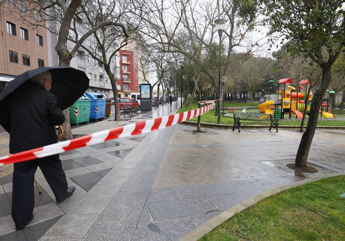 Imagen de un parque de la capital cerrado por fuertes vientos.