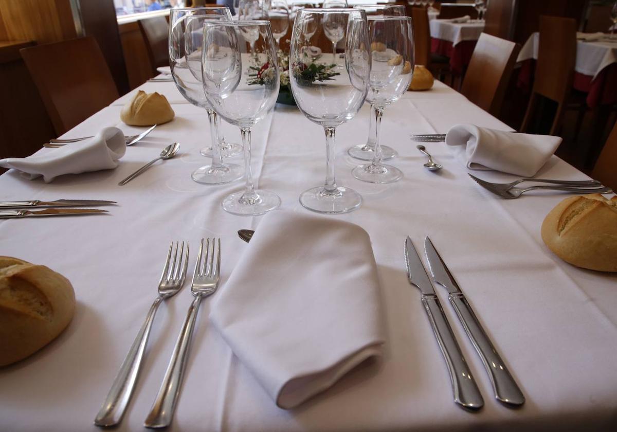 Preparativos en la mesa de un restaurante salmantino.