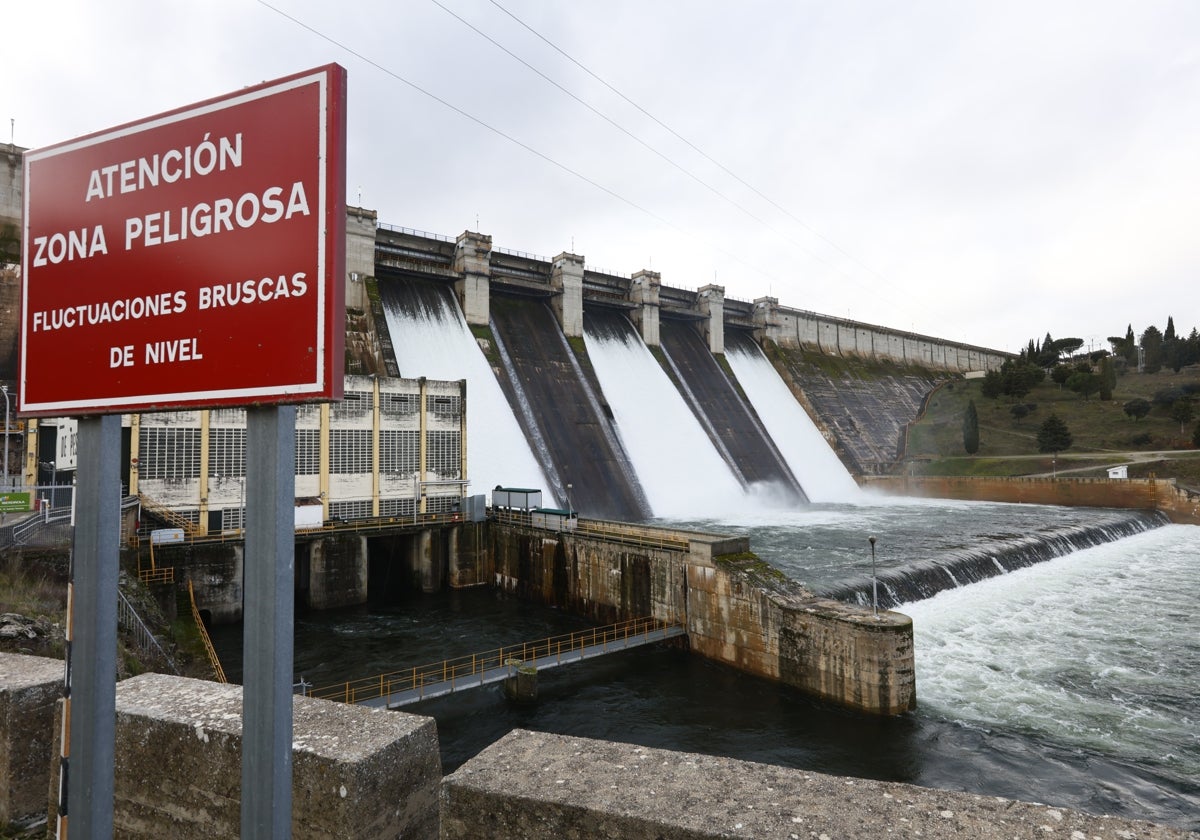 Compuertas abiertas del embalse de Santa Teresa.