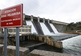 Compuertas abiertas del embalse de Santa Teresa.